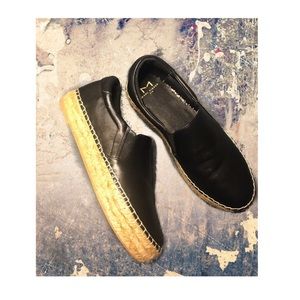 ✨Beautiful black leather slip on✨